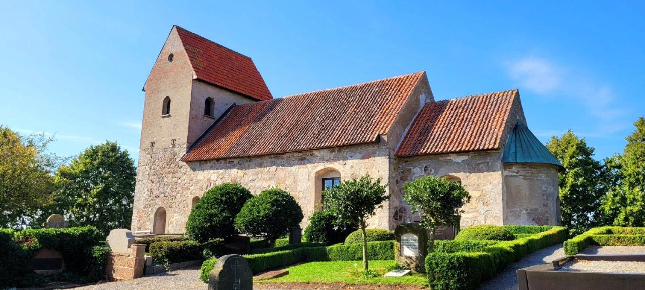Mysigt Hus I Liten By Naera Havet * Ystad